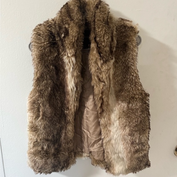 Forever 21 Jackets & Blazers - Forever 21 Faux Fur Vest in Tan